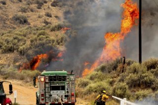 Plus de 600 pompiers luttent contre le "Madre Fire" qui s'est déclaré mercredi dans un région rurale du centre de la Californie. KEYSTONE/AP/Noah Berger